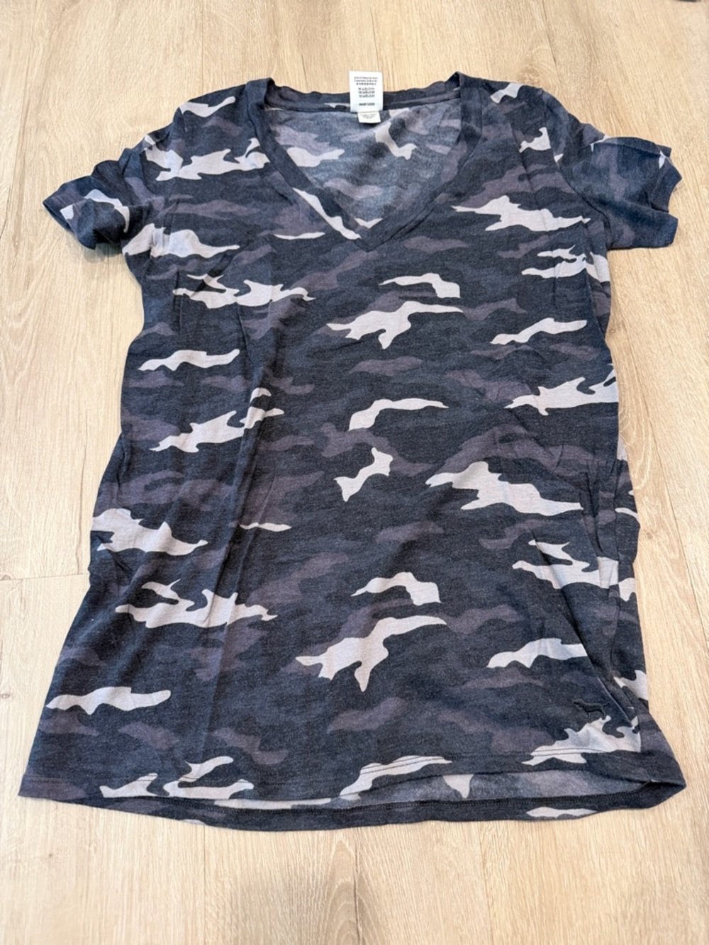 PINK Victoria's Secret Gray & Black Camo V‑Neck Short Sleeve Tee